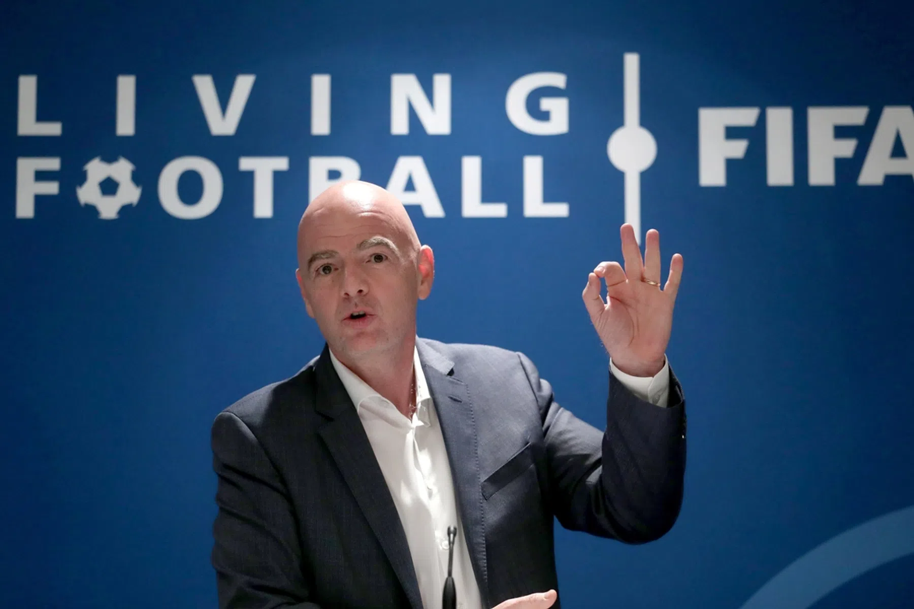 Ook FIFA is om: 'Buitenspelregel opnieuw onder de loep nemen'