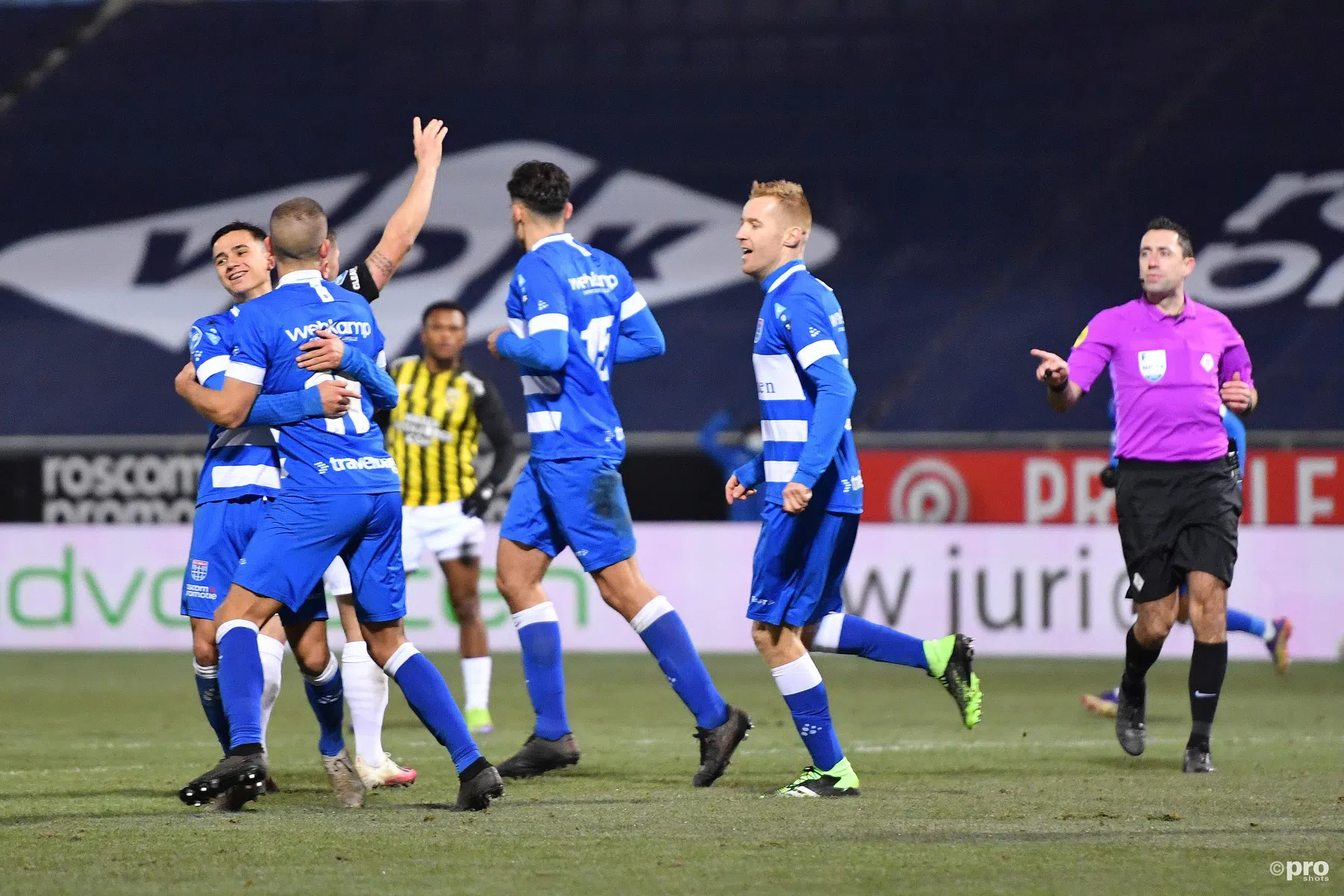Vitesse laat uitgelezen kans liggen en houdt Ajax aan kop