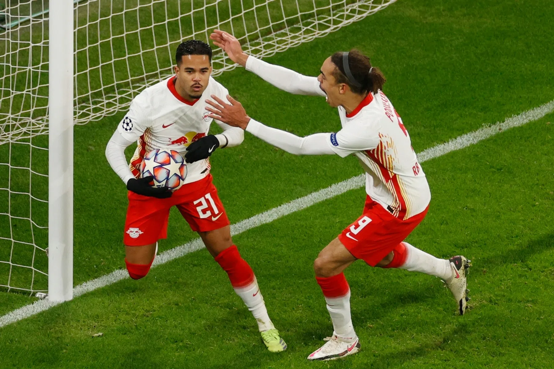 Angeliño en Kluivert knikkeren Manchester United uit Champions League