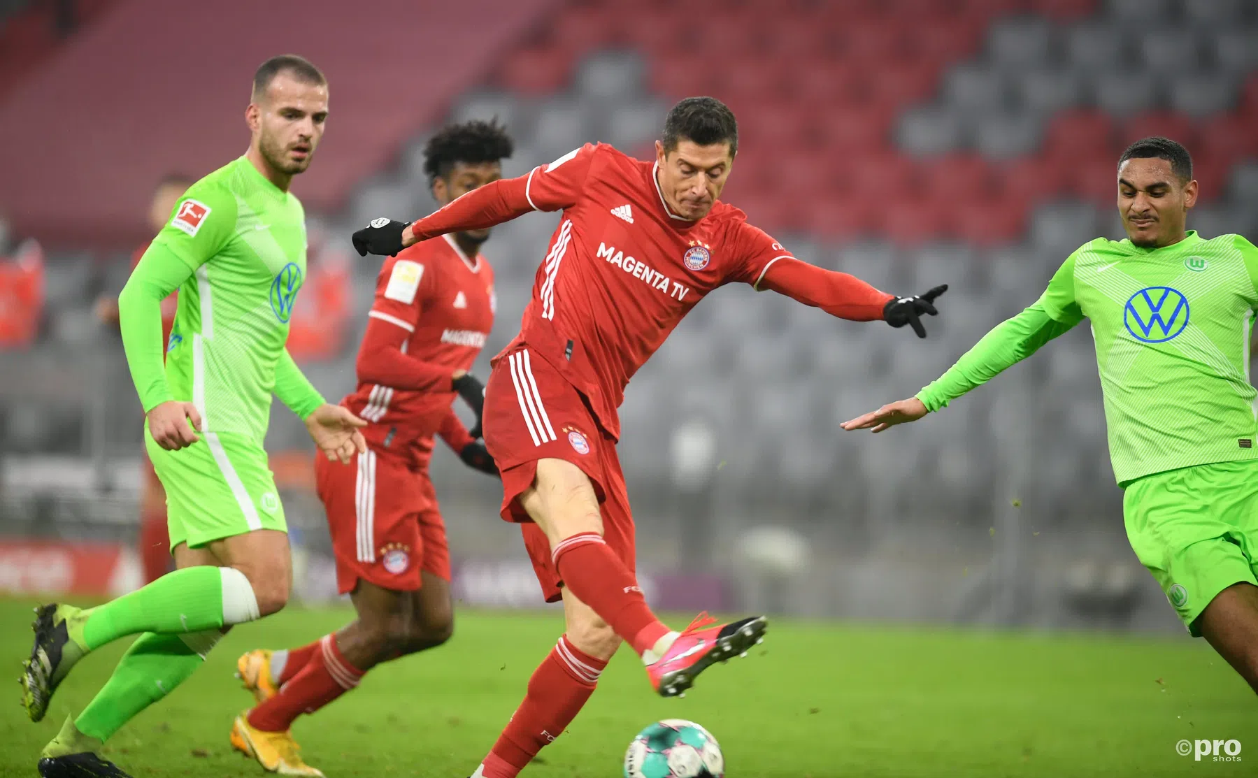 Bosz Babes blijven swingen, Lewandowski de baas in 'spitsenduel' met Weghorst