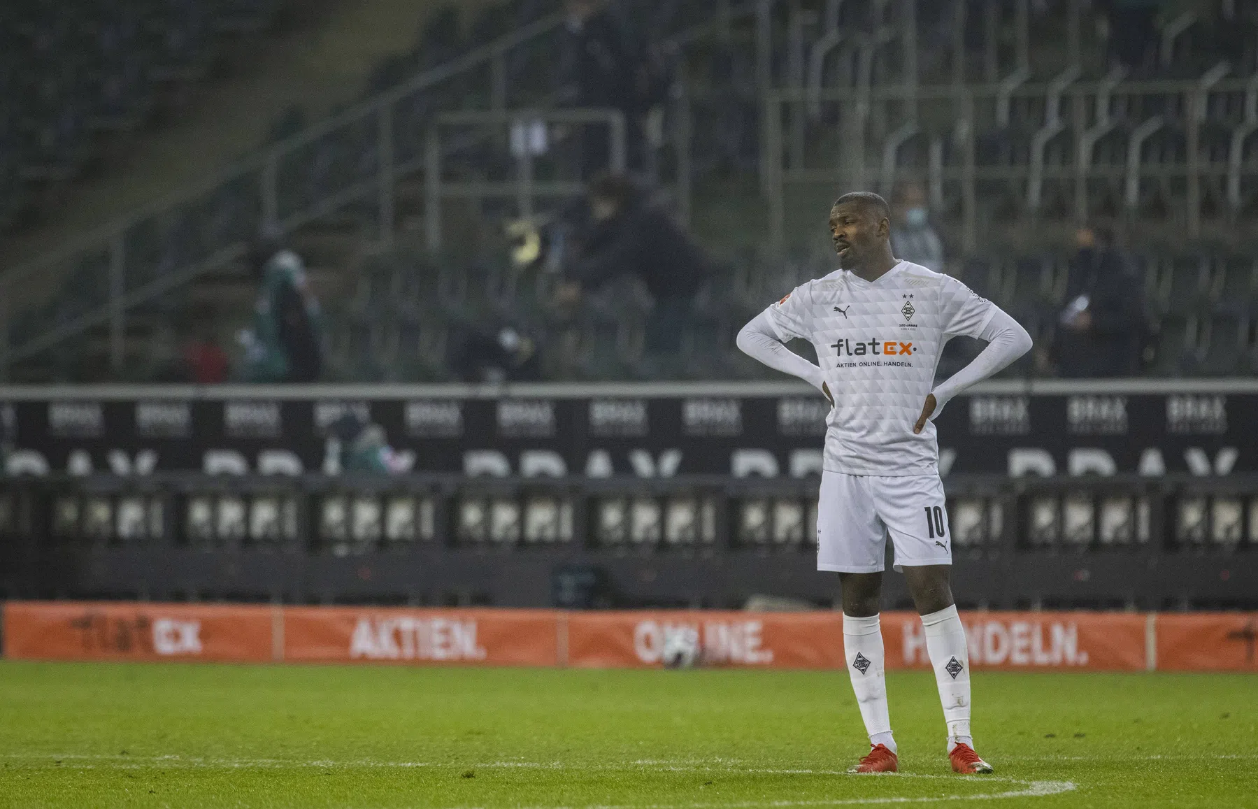 Thuram dupeert Gladbach met spuugincident, Chong belangrijk voor Werder