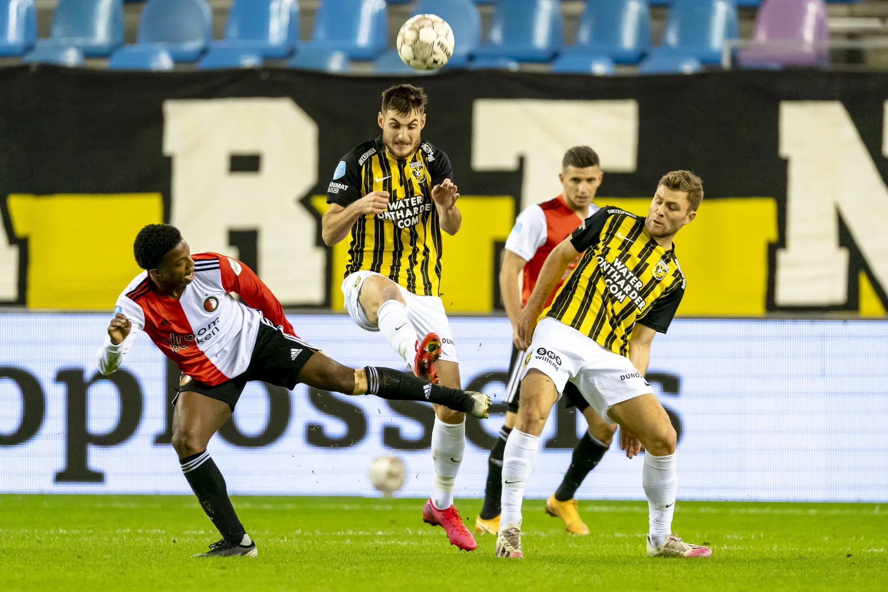 Vitesse maakt einde aan fraaie status Feyenoord onder Advocaat