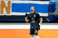 Thumbnail for article: 'Koekenbakker' Burgzorg komt te laat, Nederlandse keeper valt in als spits