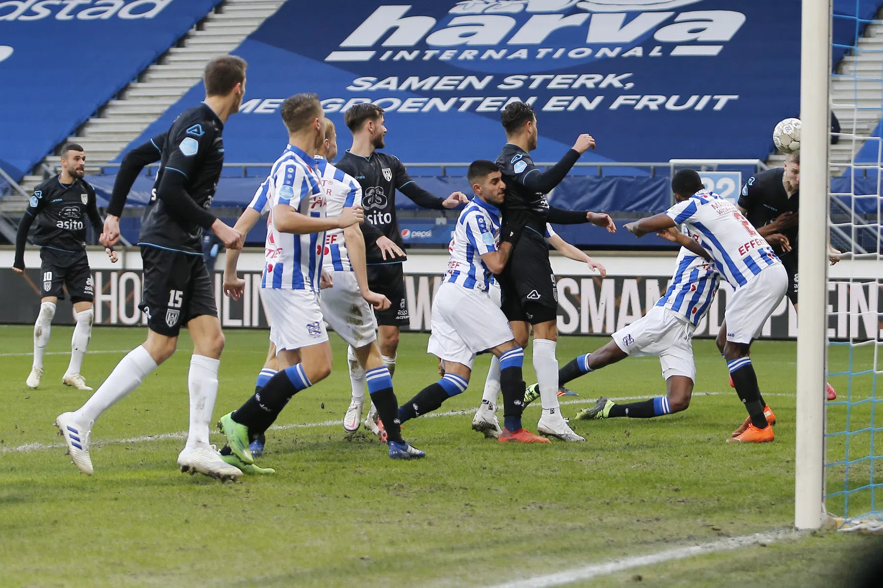 Doelpunt Heracles onterecht goedgekeurd: 'De VAR had moeten ingrijpen'