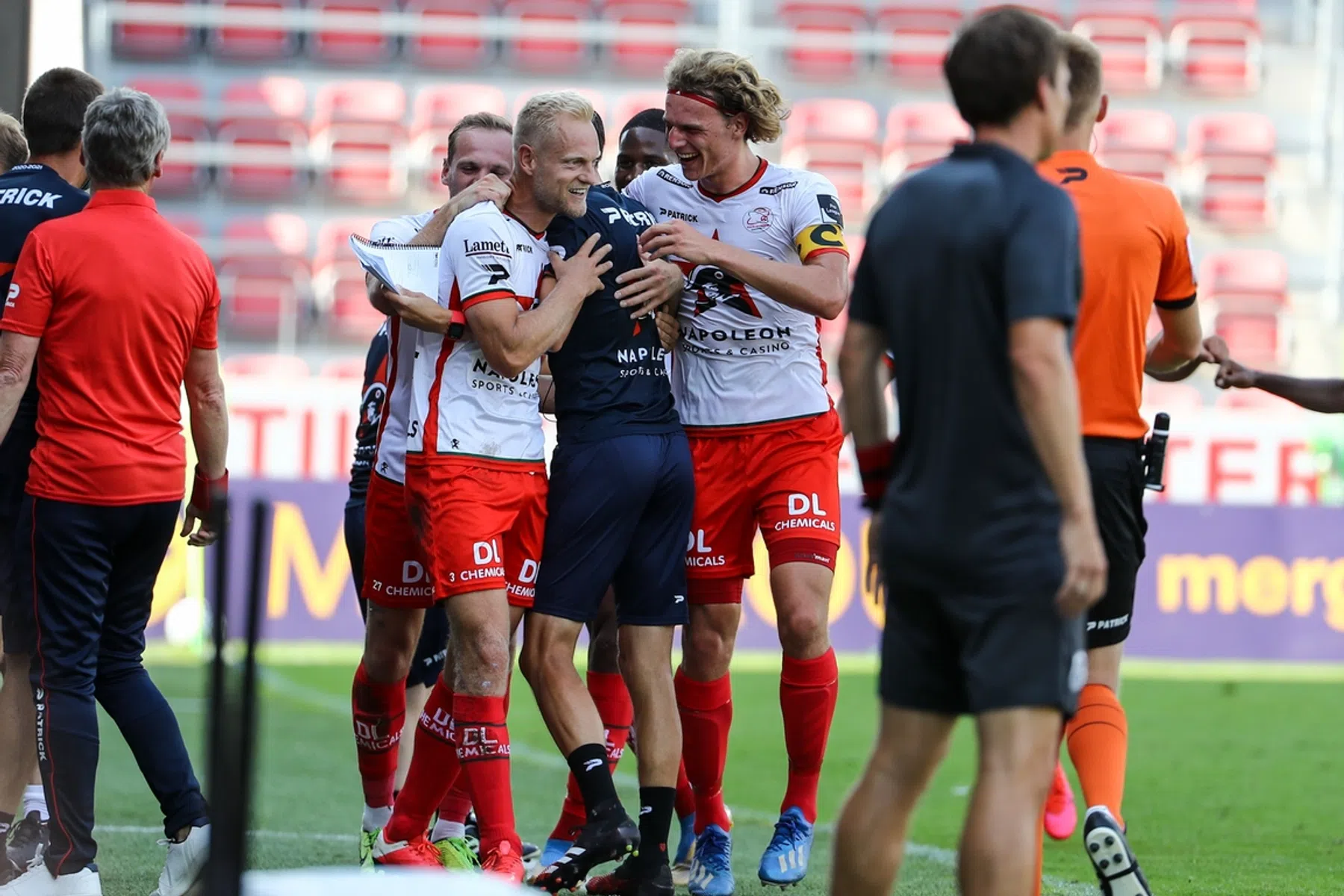 Knuffels na doelpunt wekken ergernis in België: 'Je bent dan een vat vol emotie'