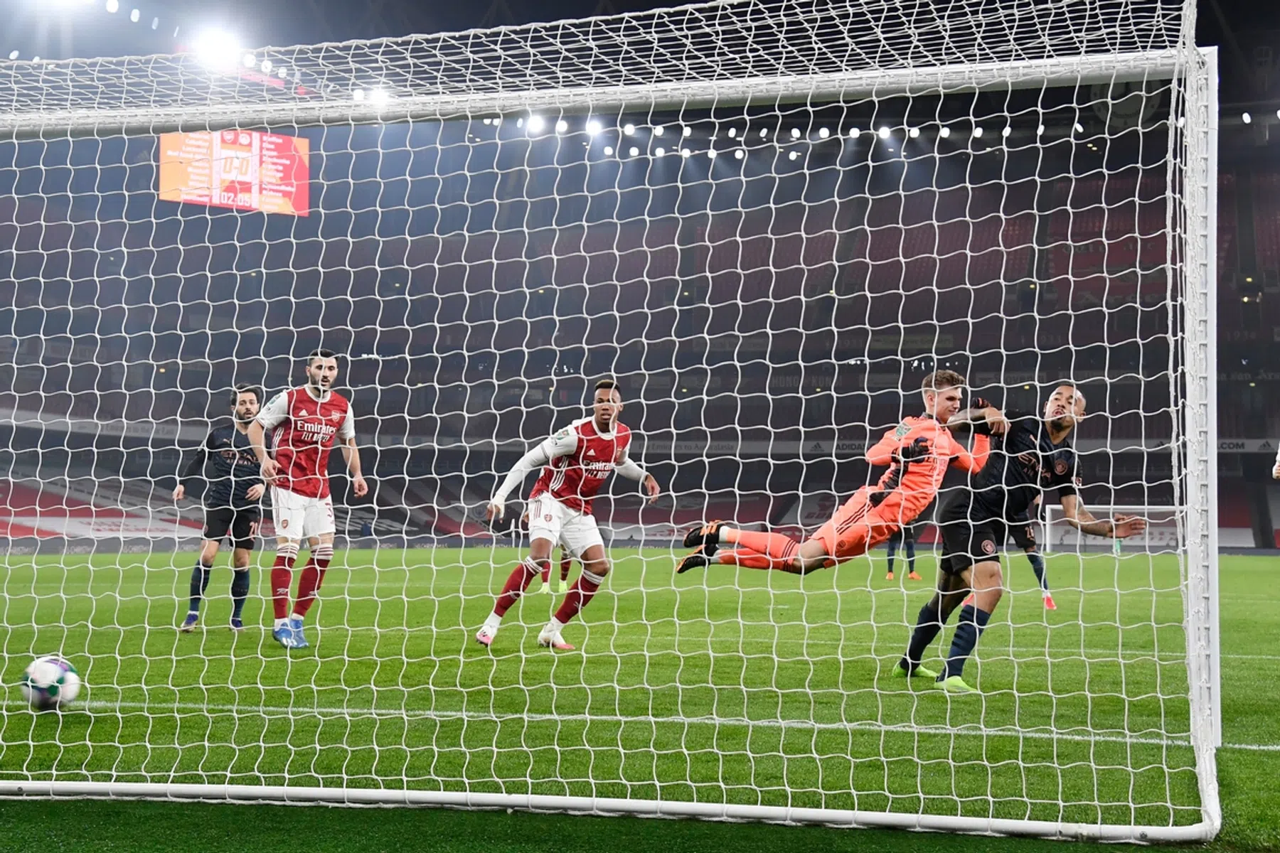 IJslandse keeper schenkt gifbeker Arsenal nog maar eens flink bij met blunders