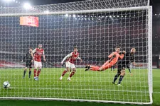 Thumbnail for article: IJslandse keeper schenkt gifbeker Arsenal nog maar eens flink bij met blunders