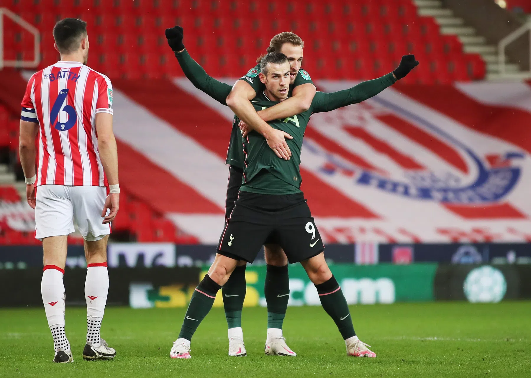 Scorende Bale biedt Spurs-supporters hoop