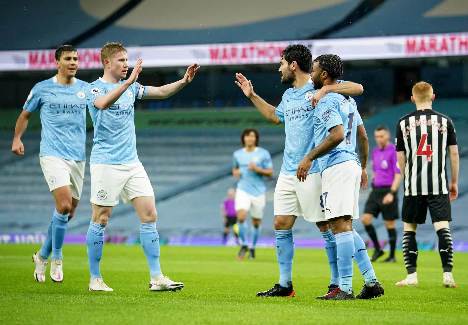 Sterling talisman Guardiola, Everton ontsnapt aan blamage  