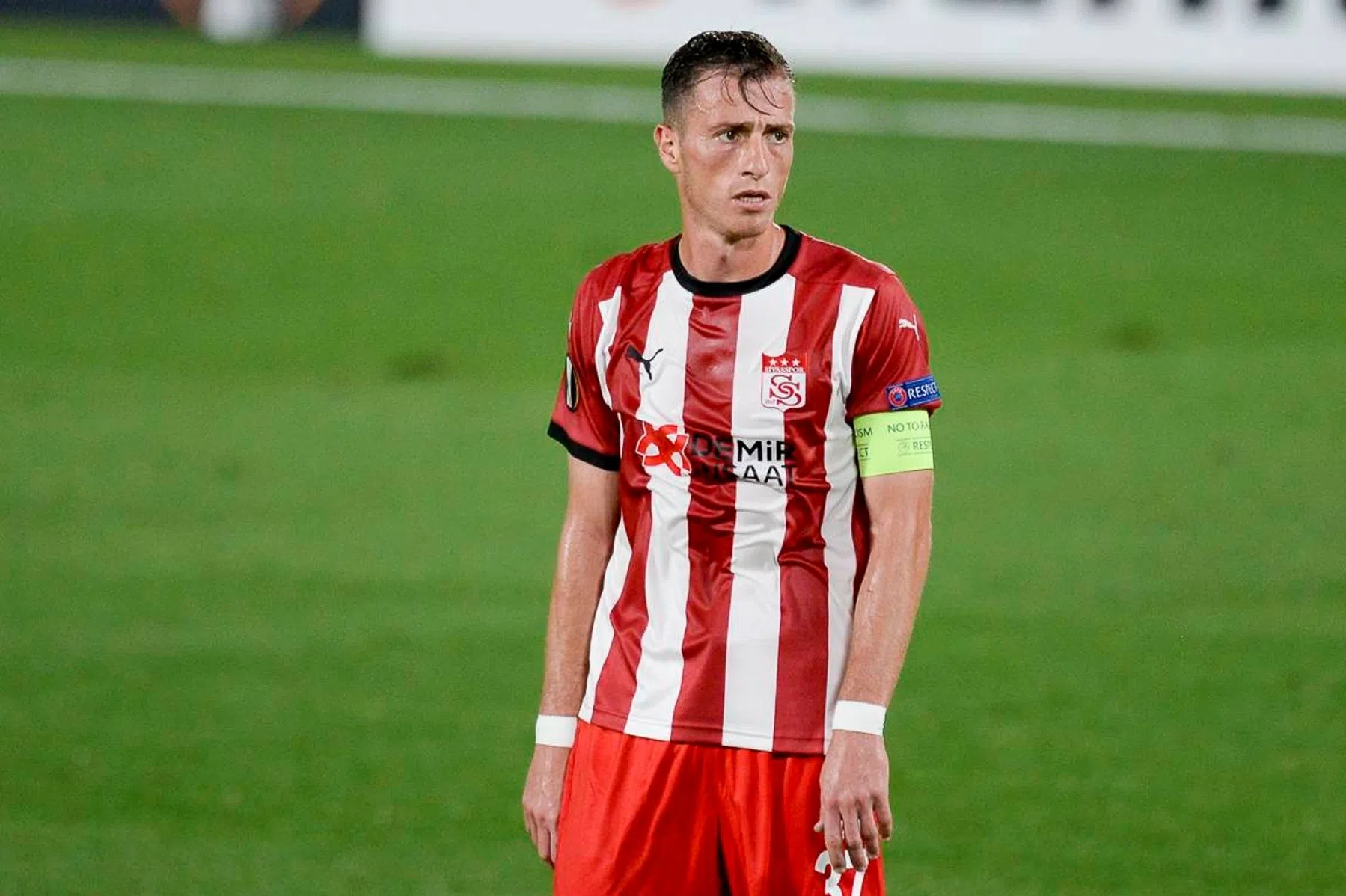 Curieus incident: Turkse arbiter pikt 'telefoon-VAR' van speler niet