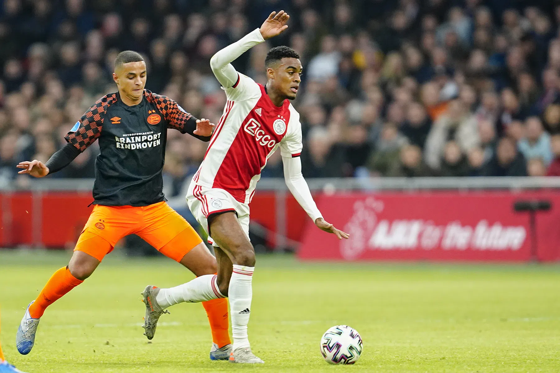 Bekijk de kloof van honderd miljoen tussen Ajax en PSV