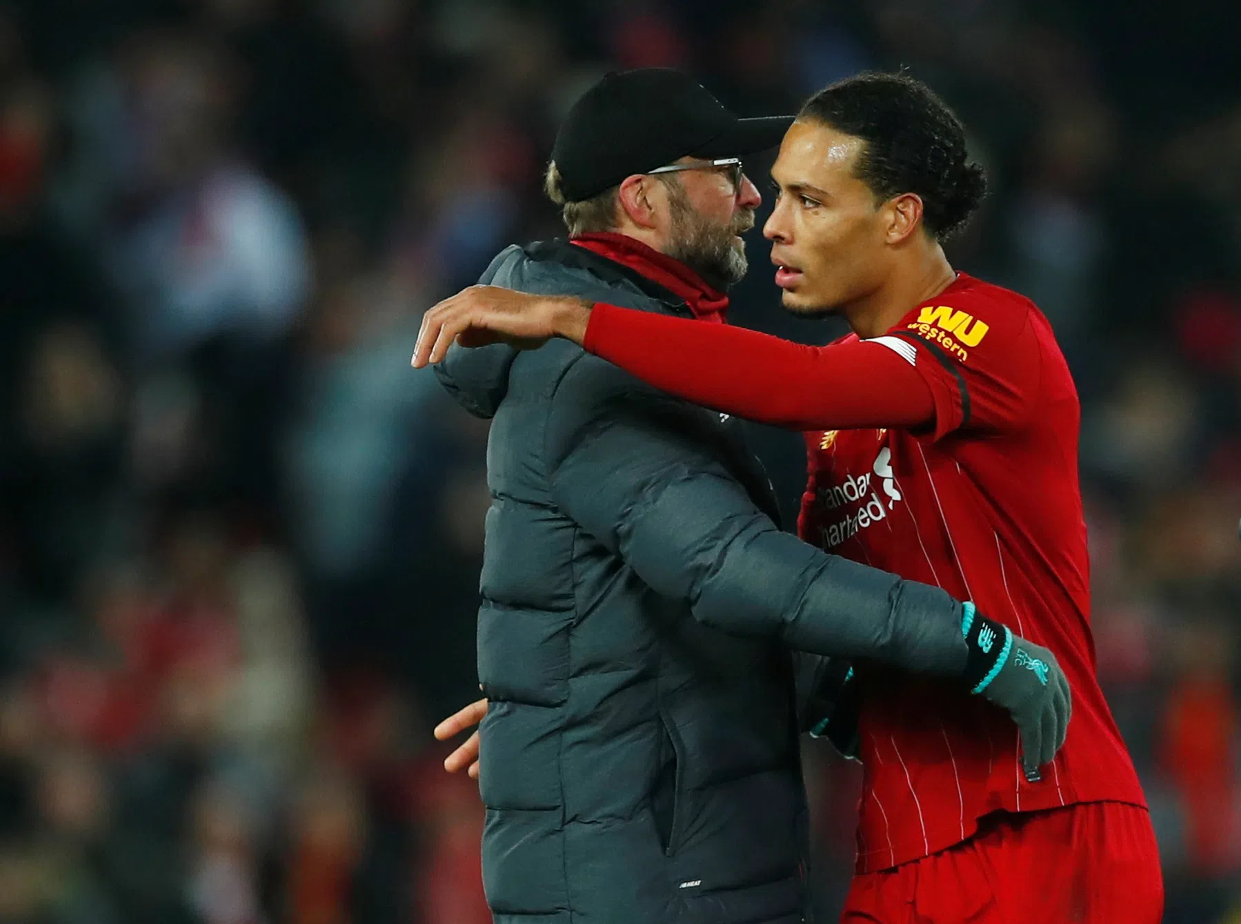 Klopp helpt Liverpool-fans uit de droom na bemoedigende video Van Dijk