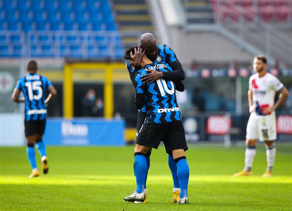Hattrickheld Martínez en fenomeen Lukaku helpen Inter aan kop