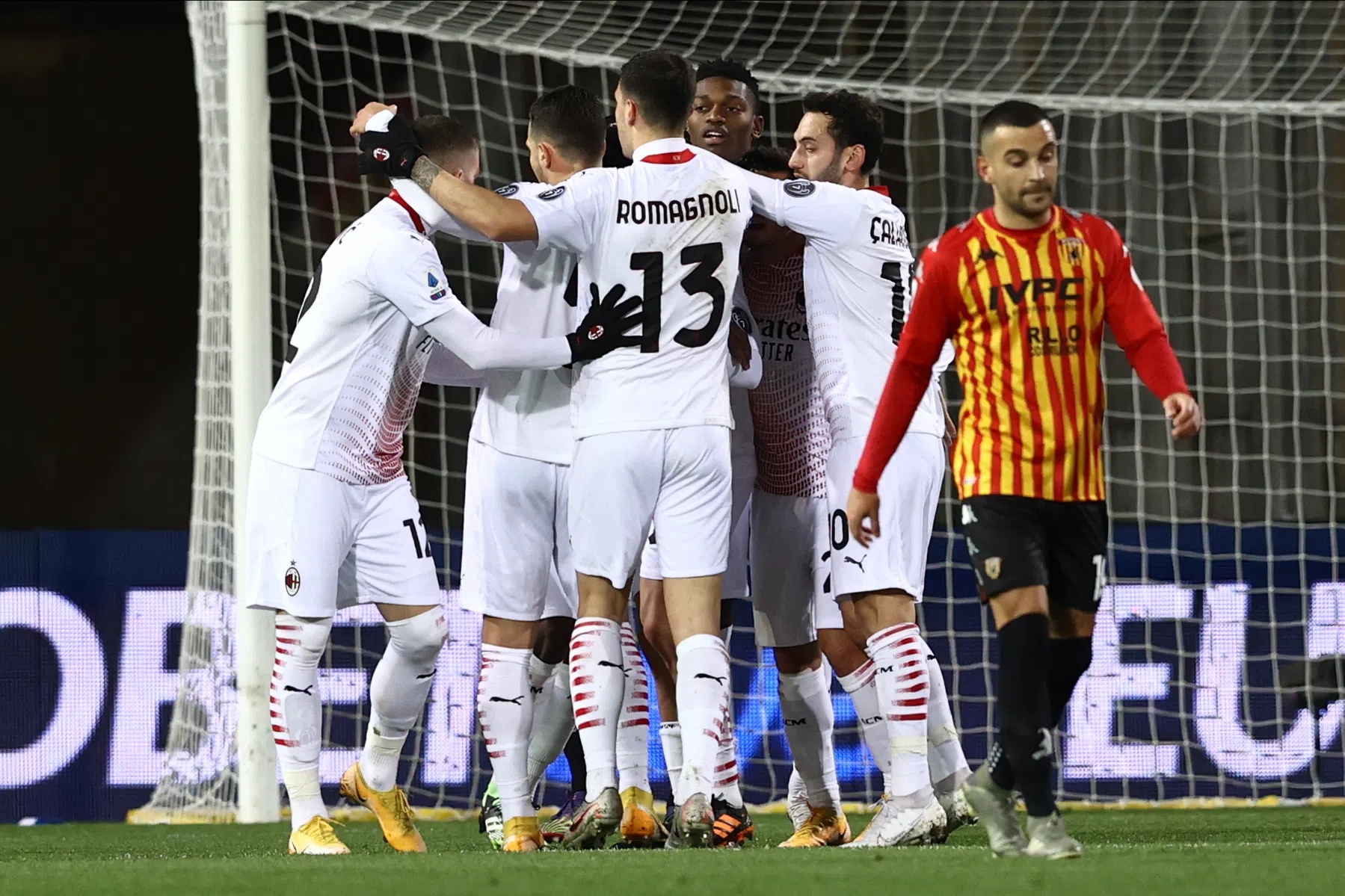 Zelfs vroege rode kaart deert ongeslagen AC Milan niet