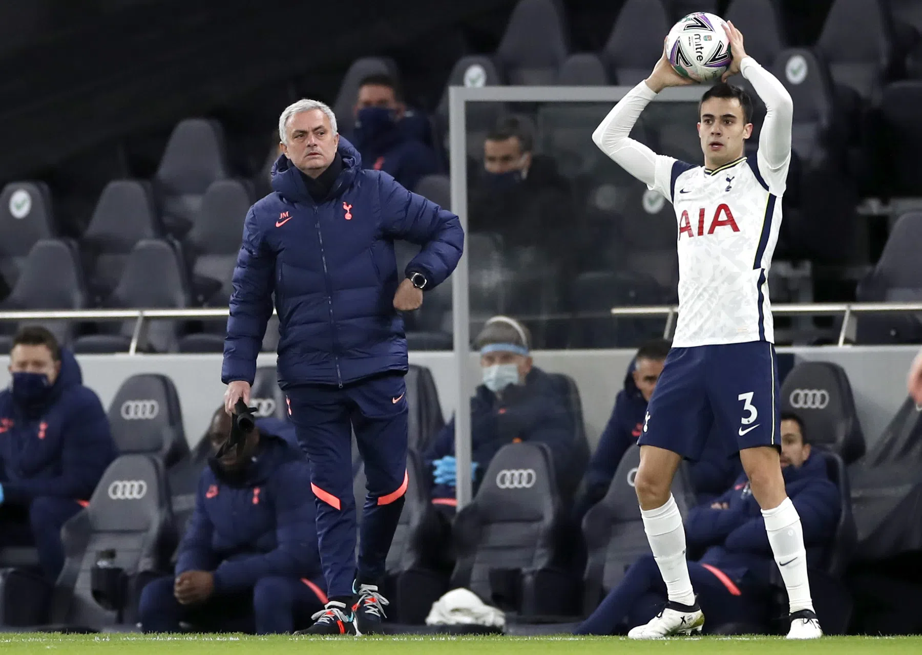 Prijsvechter Mourinho helpt Spurs naar bekerfinale