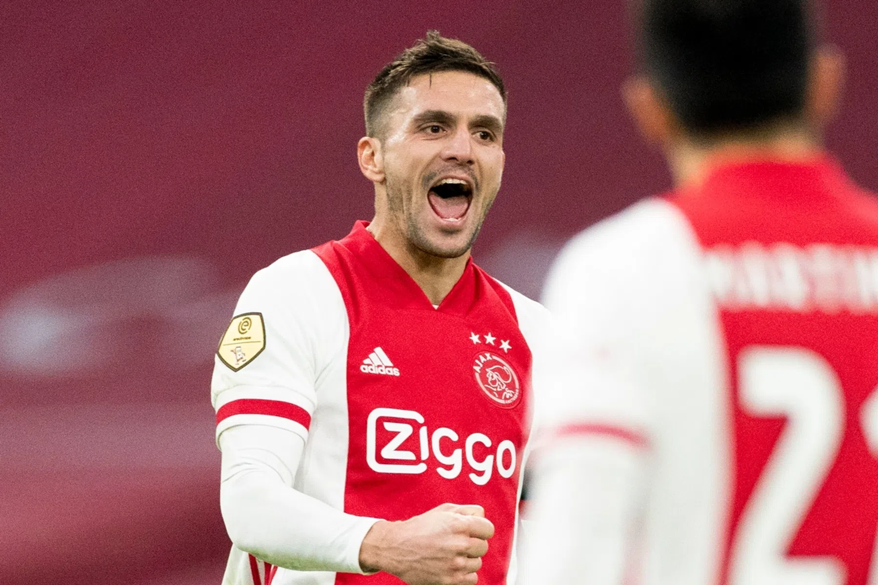 Ajax slaat belangrijke slag en verlengt met Ziggo