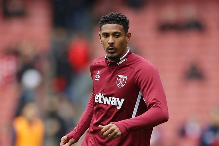 Ajax jaagt op Haller 