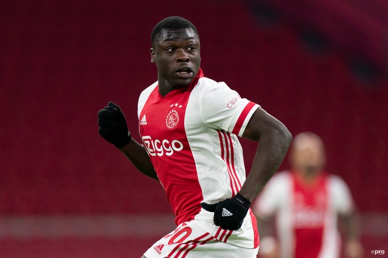 Ten Hag noemt contractsituatie met Brobbey 'doodzonde'