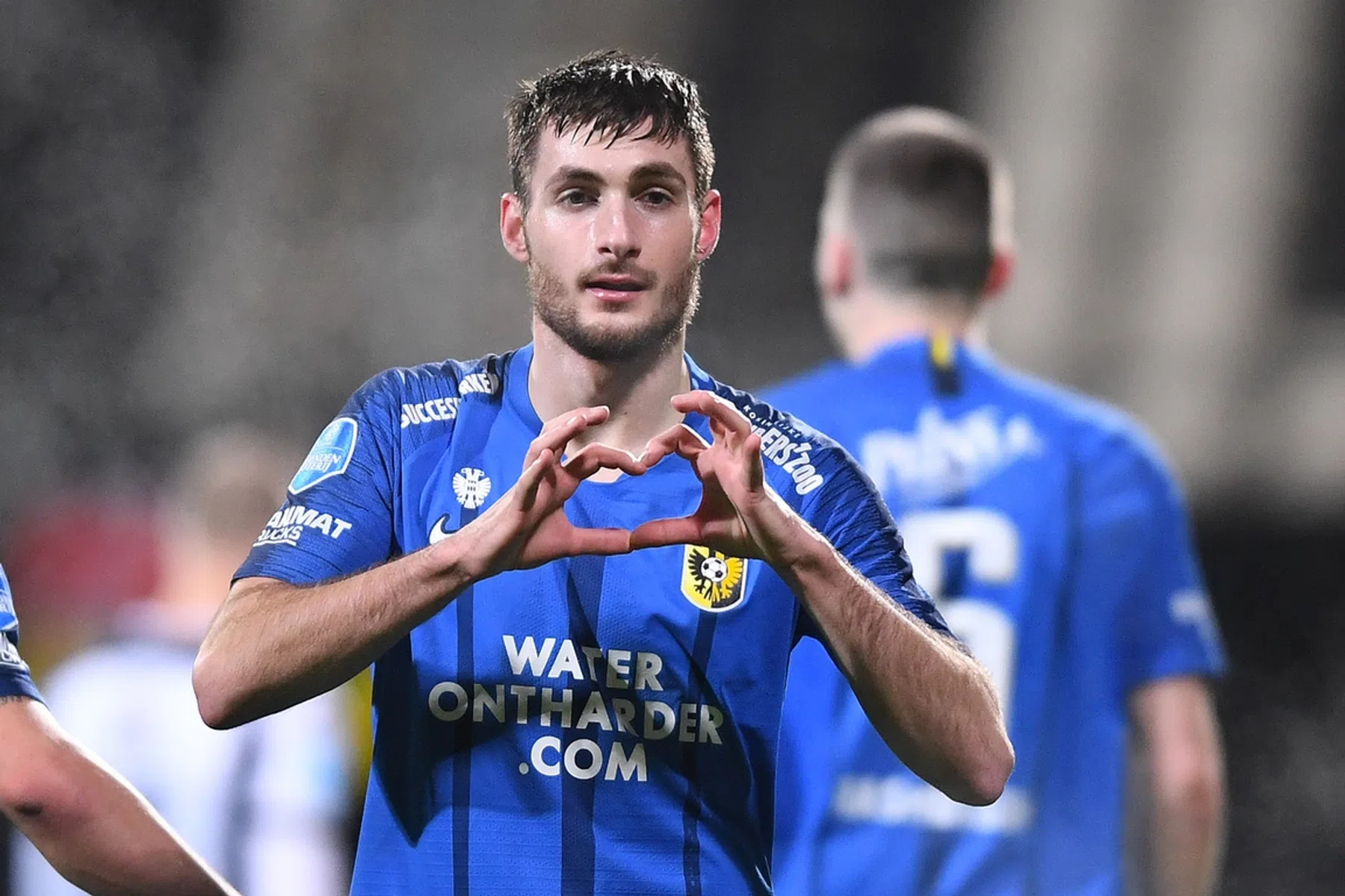 Vitesse hijgt PSV in de nek na vlekkeloze start van belangrijke maand