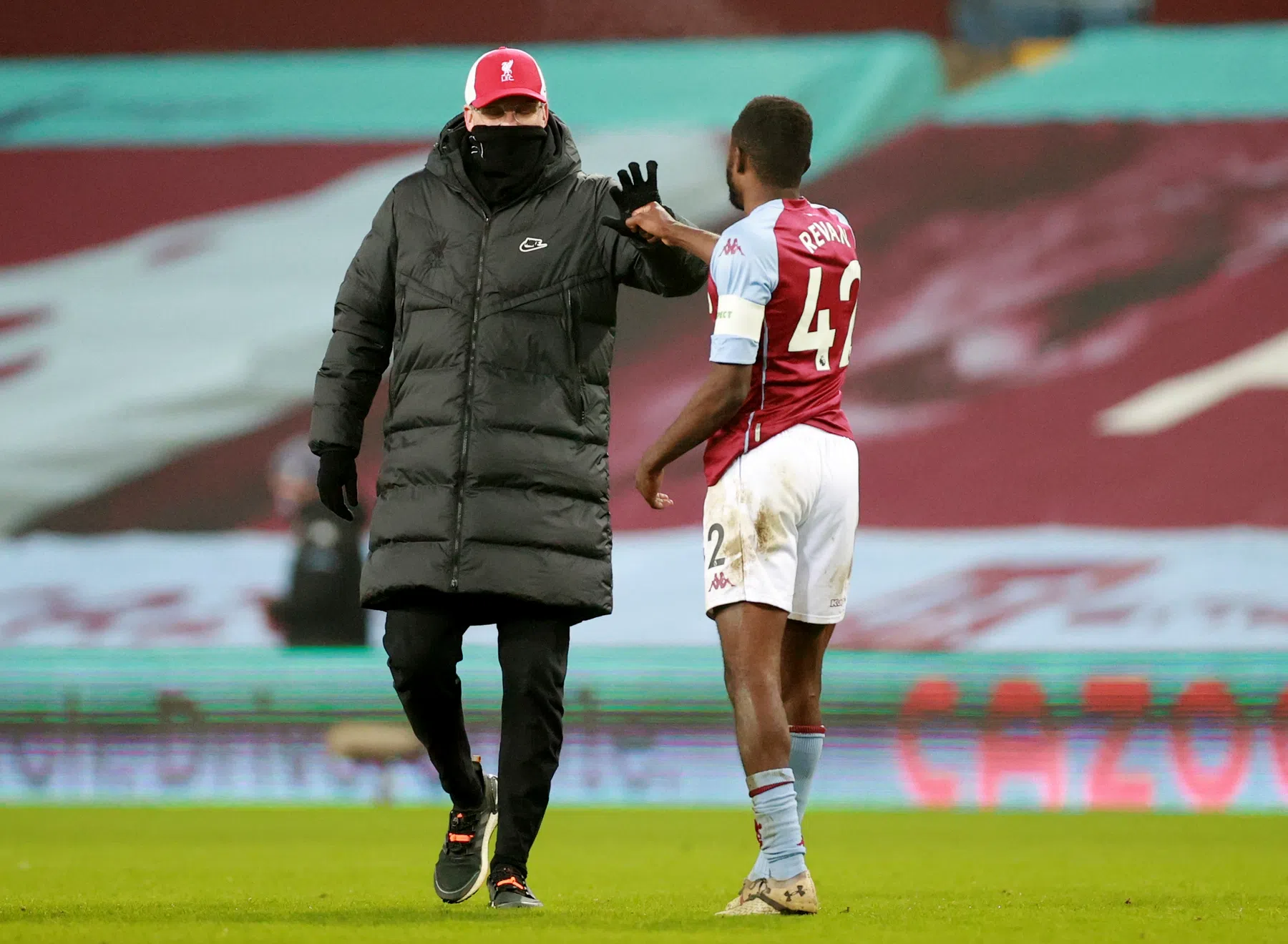 Liverpool-kopstukken nemen hun hoed af voor dappere 'Aston Villa-kids'
