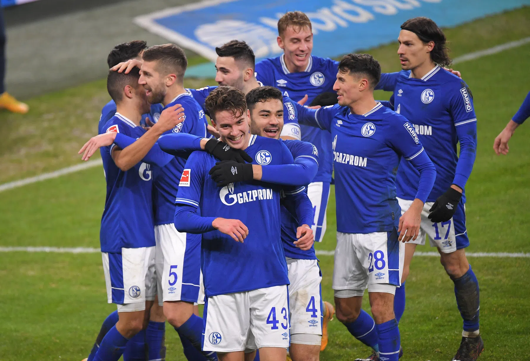 Schalke ontsnapt aan historische evenaring record op ongekende middag