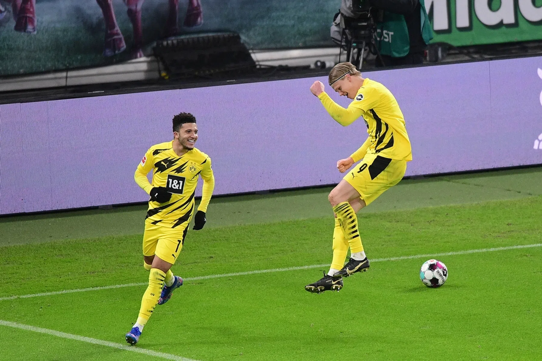 Dortmund walst Leipzig plat met hoofdrollen voor Sancho en Haaland