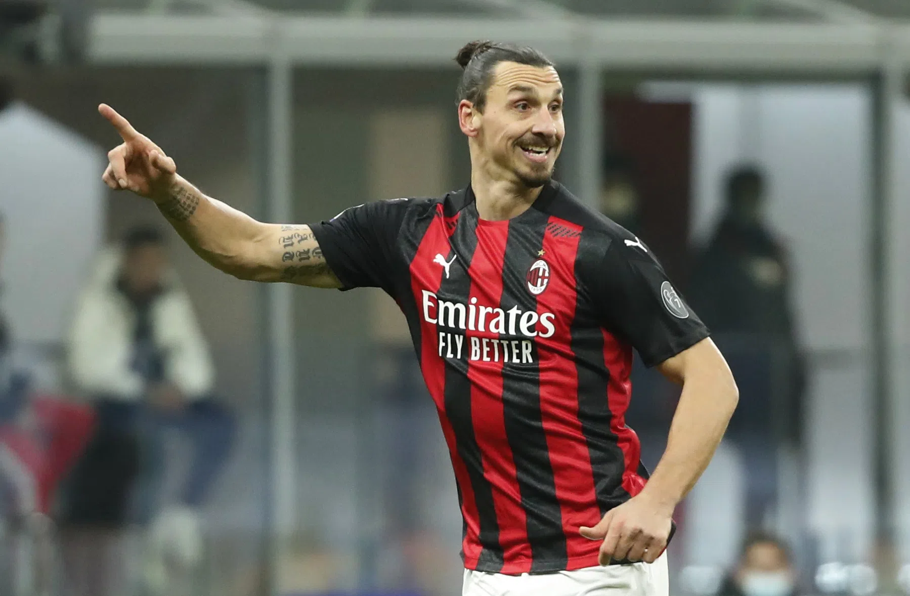 Kung Fu Zlatan warmt zich op, 'boksen' met Michiel Kramer