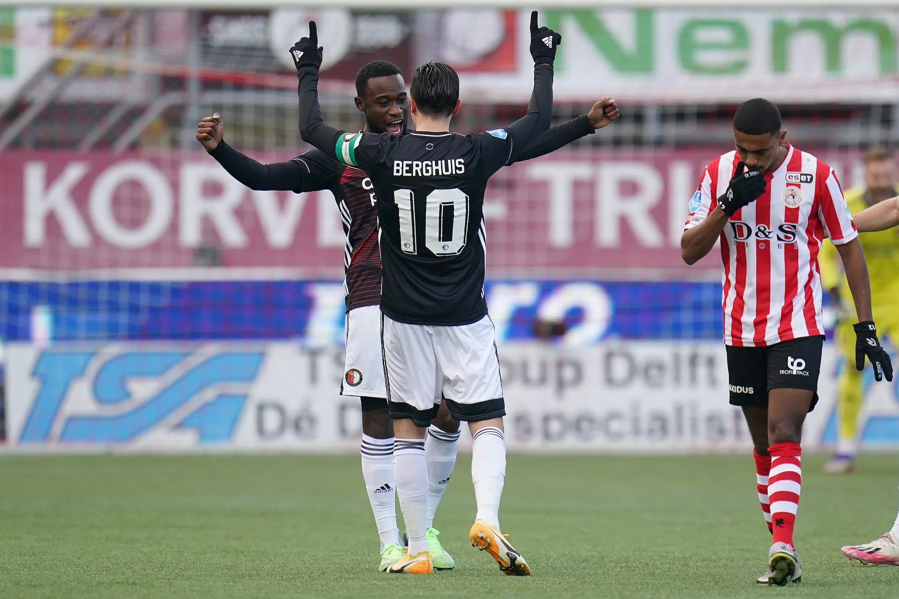 Feyenoord kan in leunstoel Ajax-PSV kijken na derby en debuut Pratto