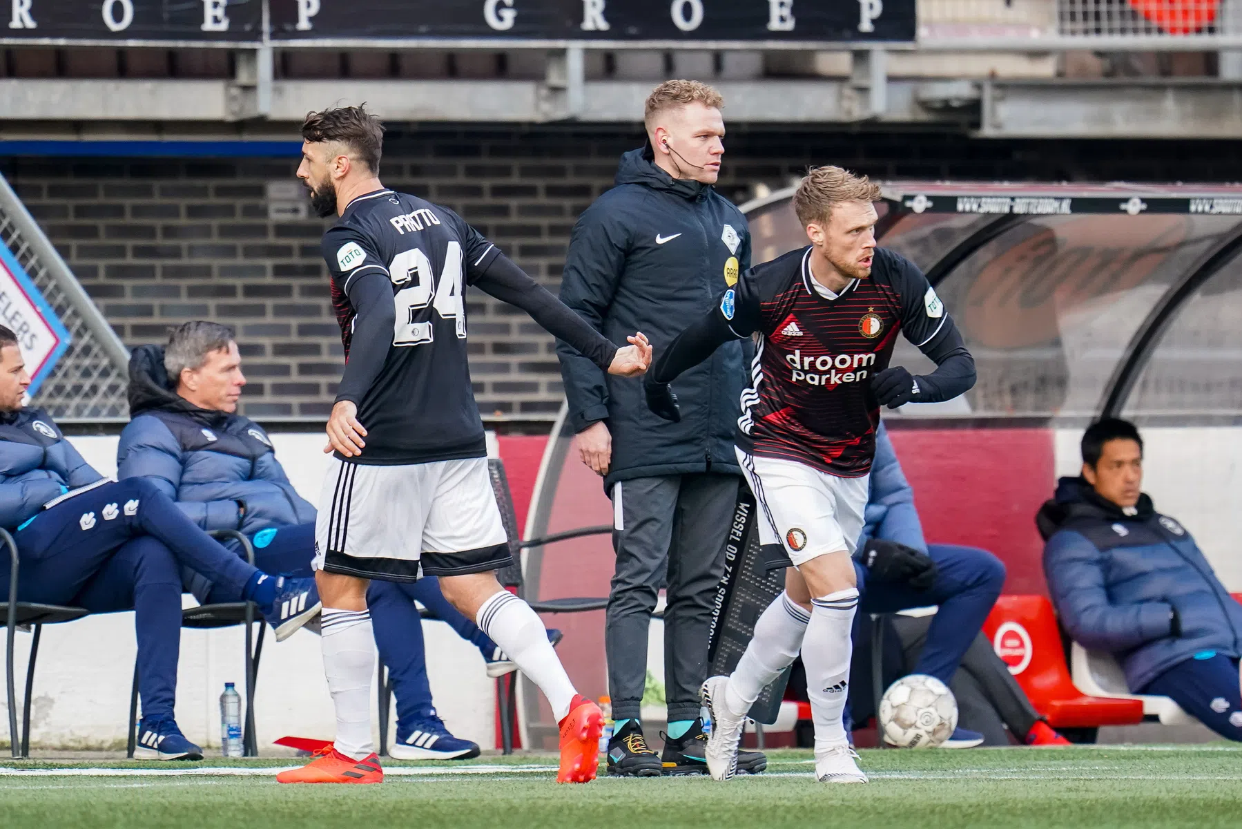 Spitsenstrijd, blik op Ajax-PSV en louter lachende gezichten bij Feyenoord