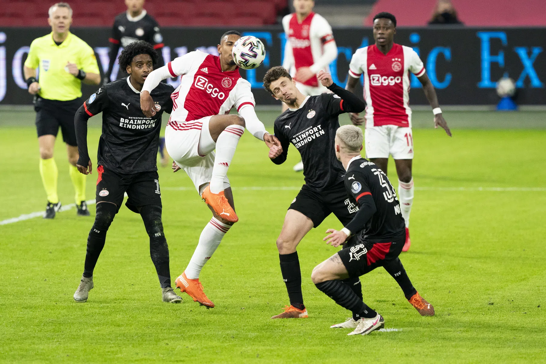 Ajax en PSV openen toppermaand met spektakelstuk zonder winnaar