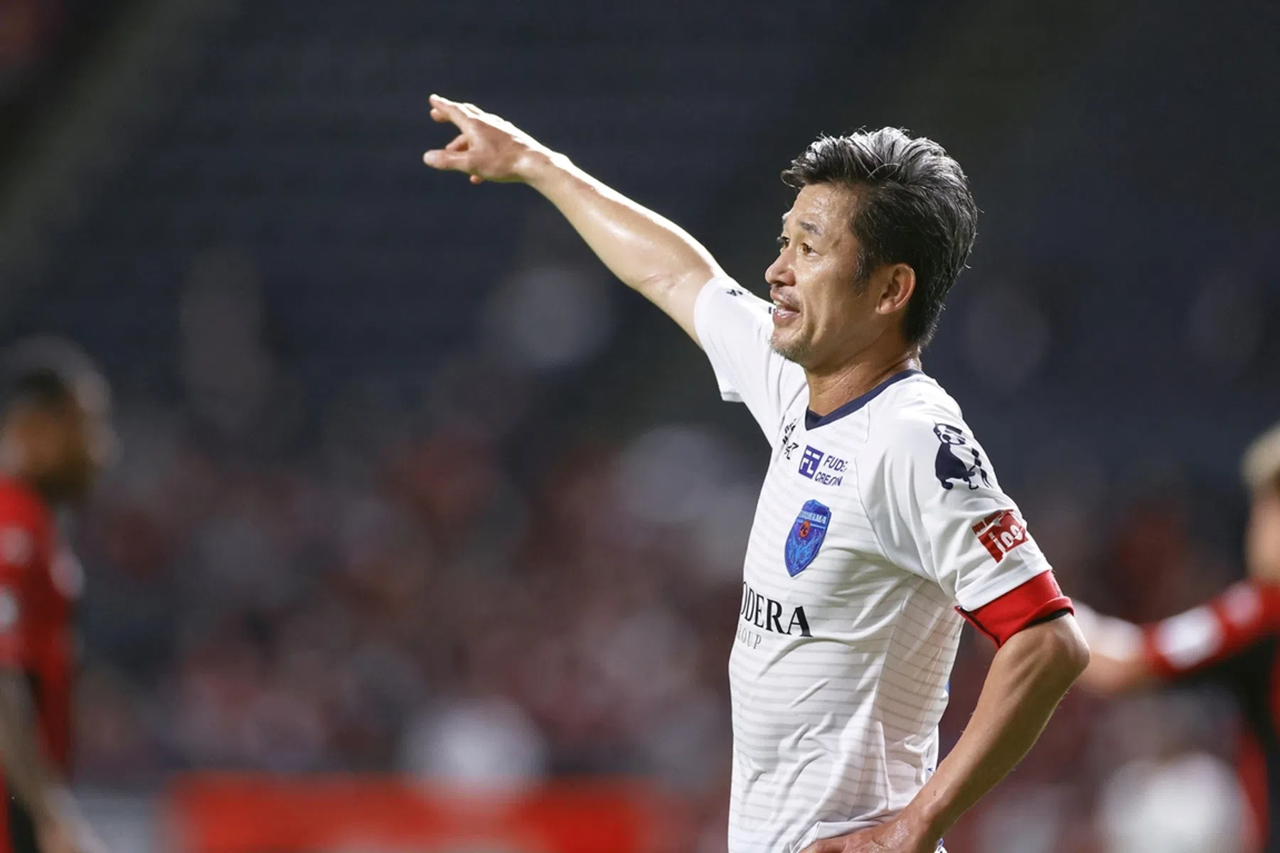 De voetbalopa aller voetbalopa's: King Kazu gaat door tot 54ste (!)
