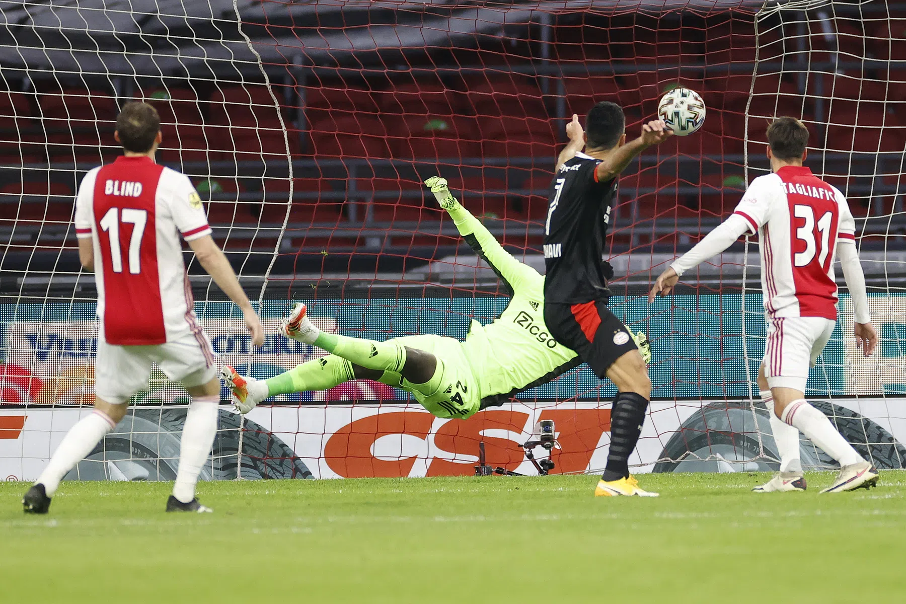 Eran Zahavi schiet met scherp en maakt weer pistolen