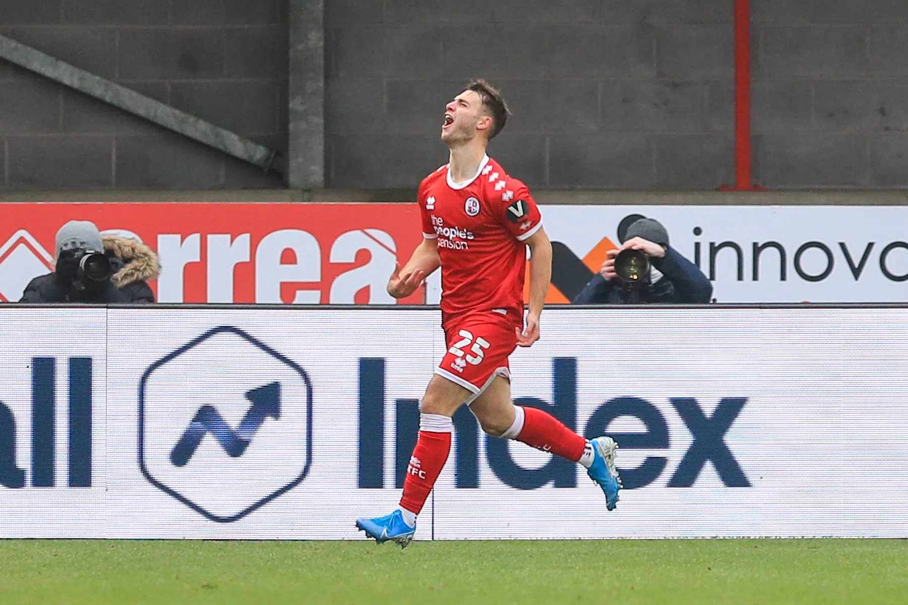 Van auto-ongeluk naar heldenrol in FA Cup: emoties bij Crawley-held
