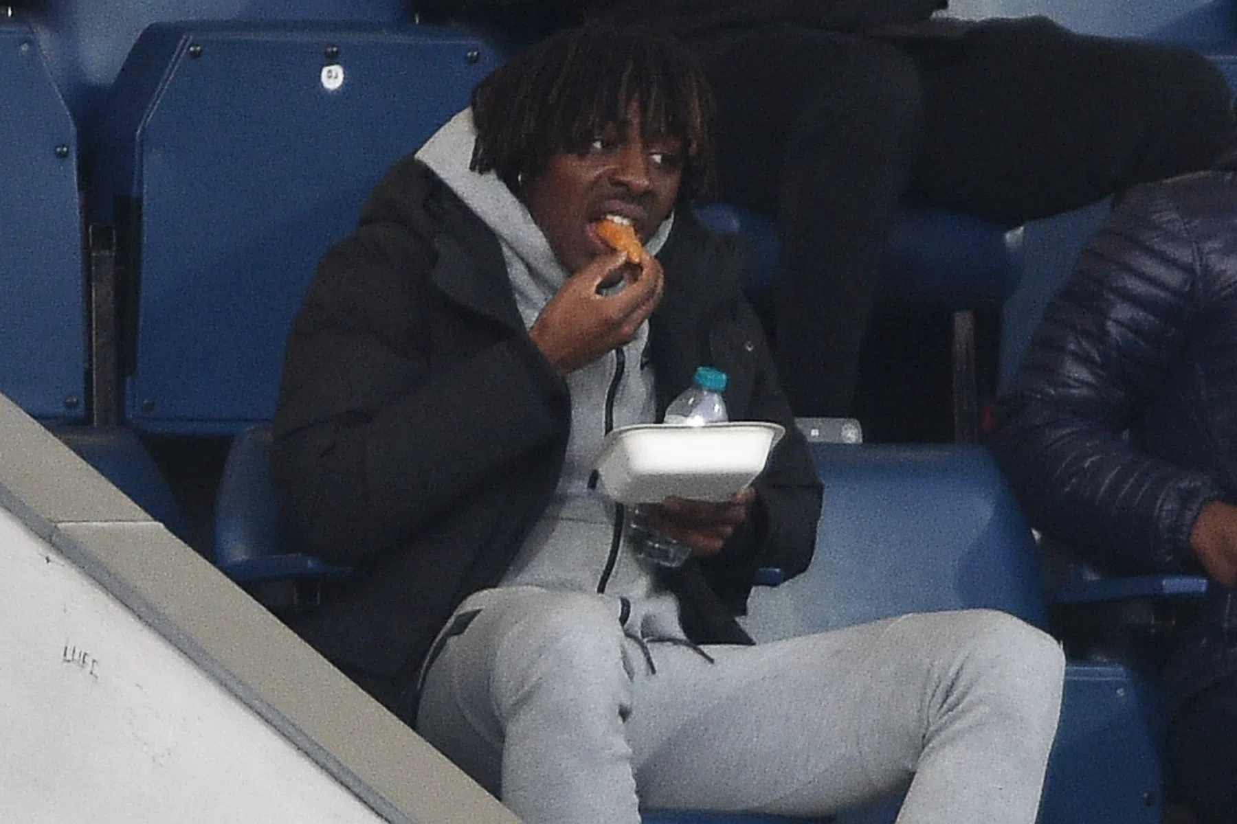 'Covidiot' Eze bezoekt voormalig teamgenoten QPR: club diep door het stof