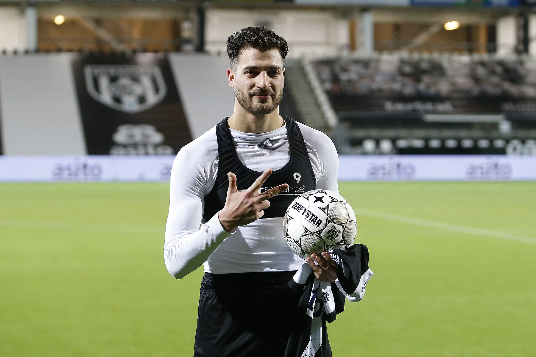 Hattrick hero Bakis straalt van oor tot oor: 'Een heel emotioneel moment'