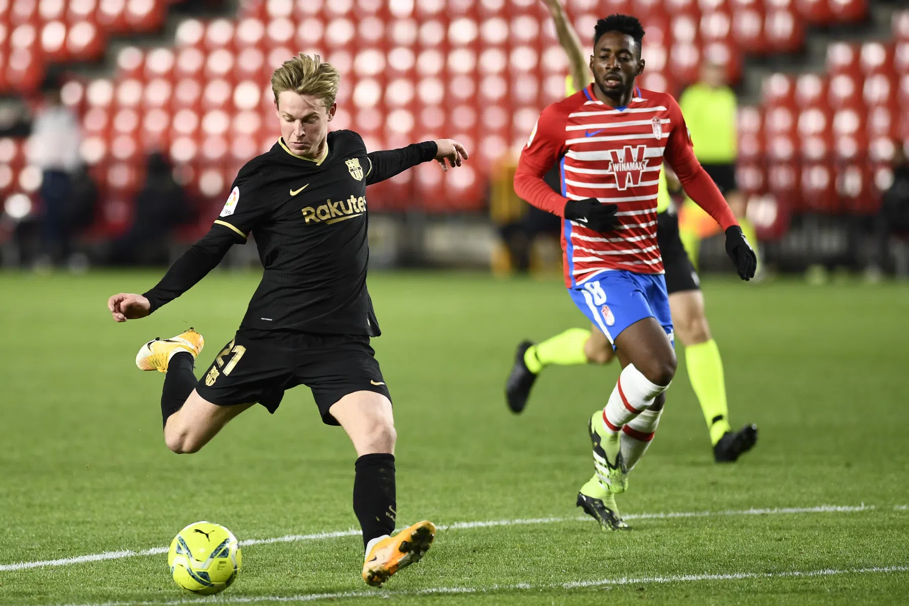 Dankzij Koeman en Pedri voelt De Jong zich steeds beter thuis bij Barça