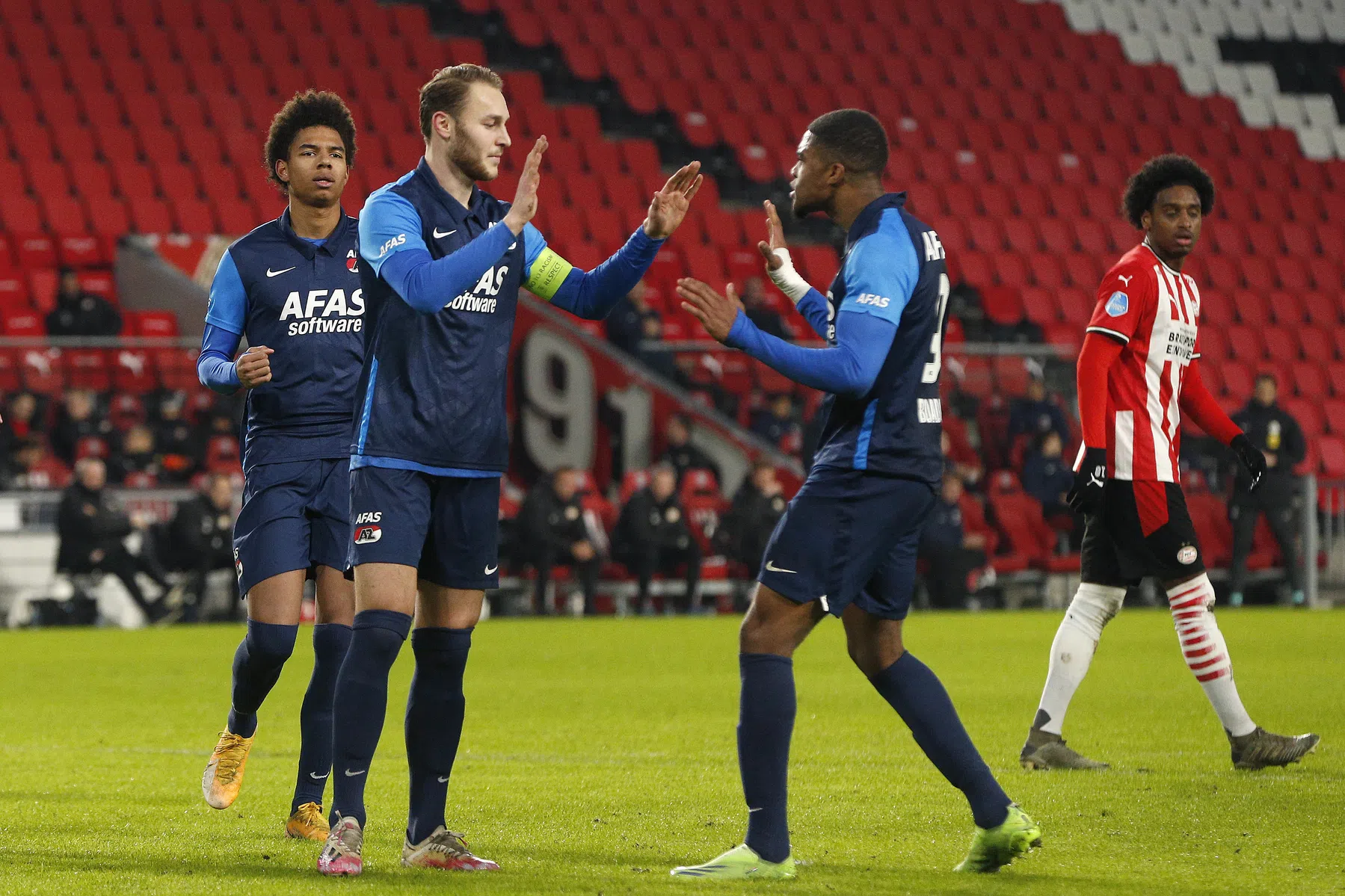 AZ flikt het weer in topper en bezorgt PSV flinke tik