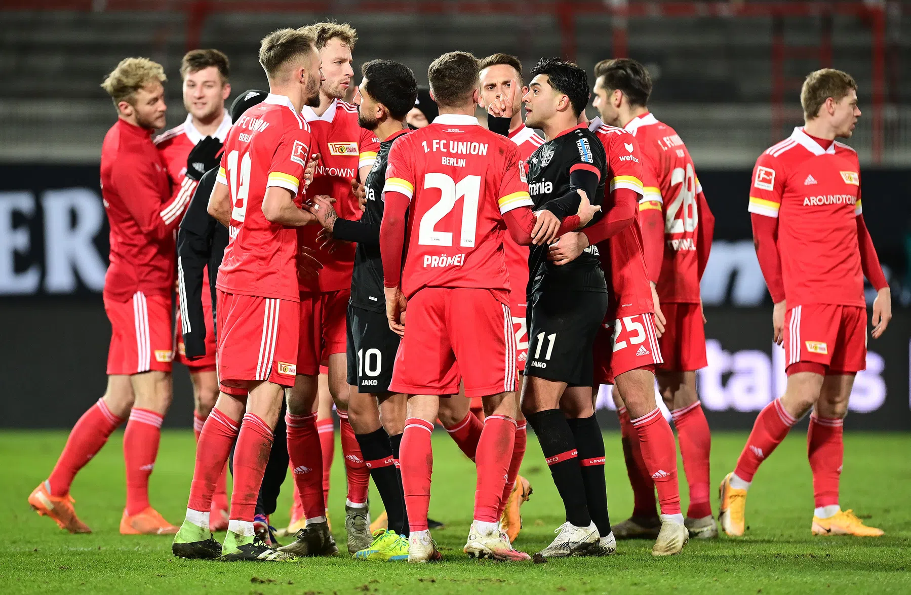 Rel bij duel van Leverkusen: Amiri furieus na vermeend racisme