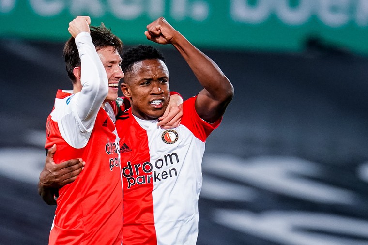 Supporters Feyenoord steunen spelers met sfeeractie voor Klassieker