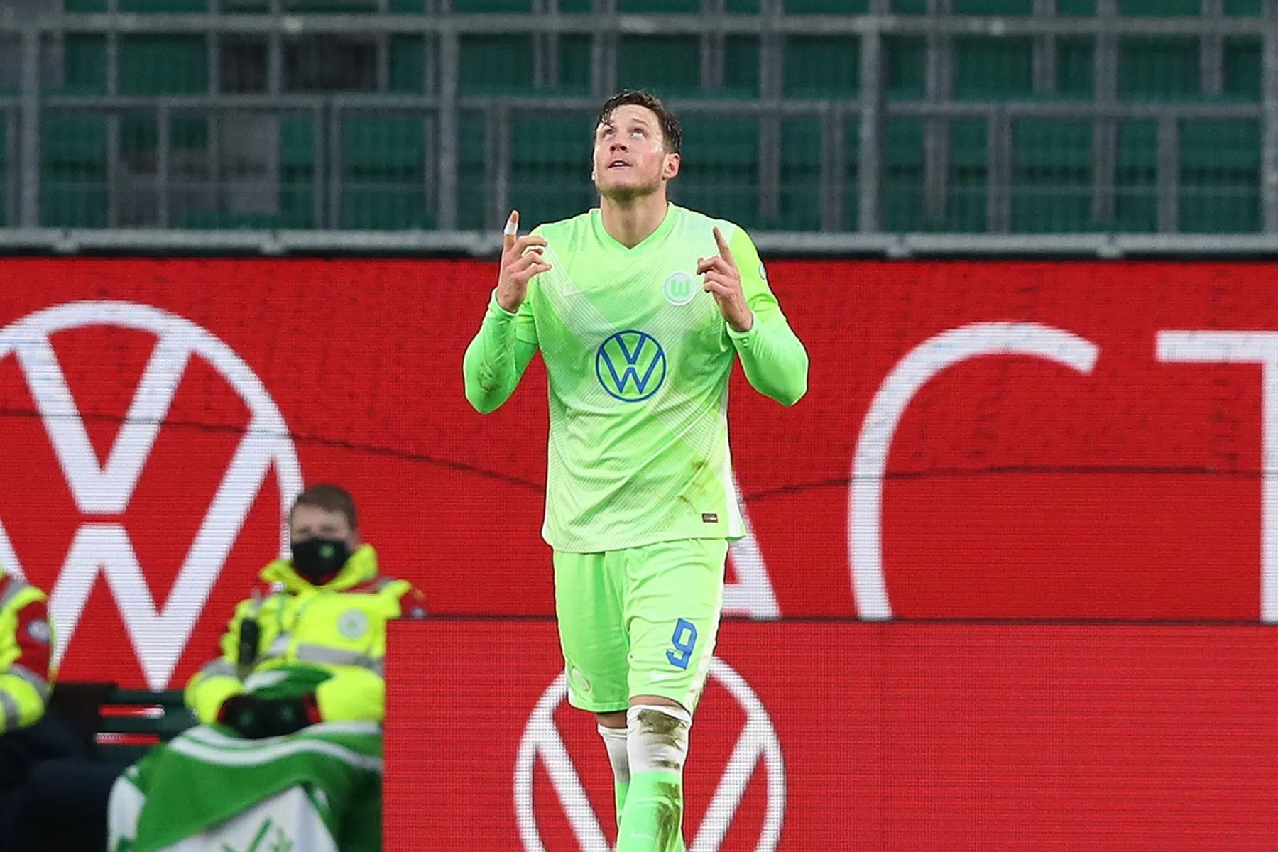 Scorende en pissige Weghorst vijzelt topcijfers verder op in Bundesliga-kraker