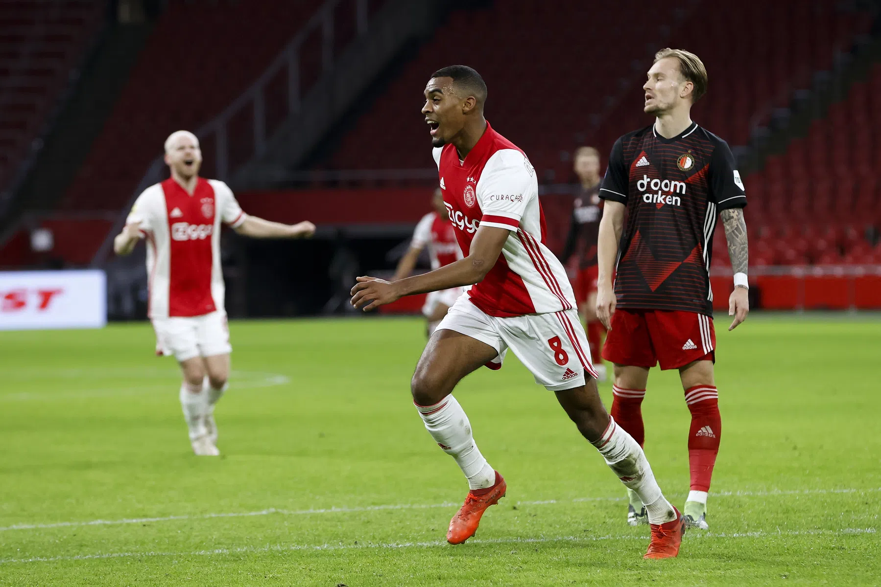 Worstelend Ajax komt in fletse Klassieker tegen Feyenoord zéér goed weg