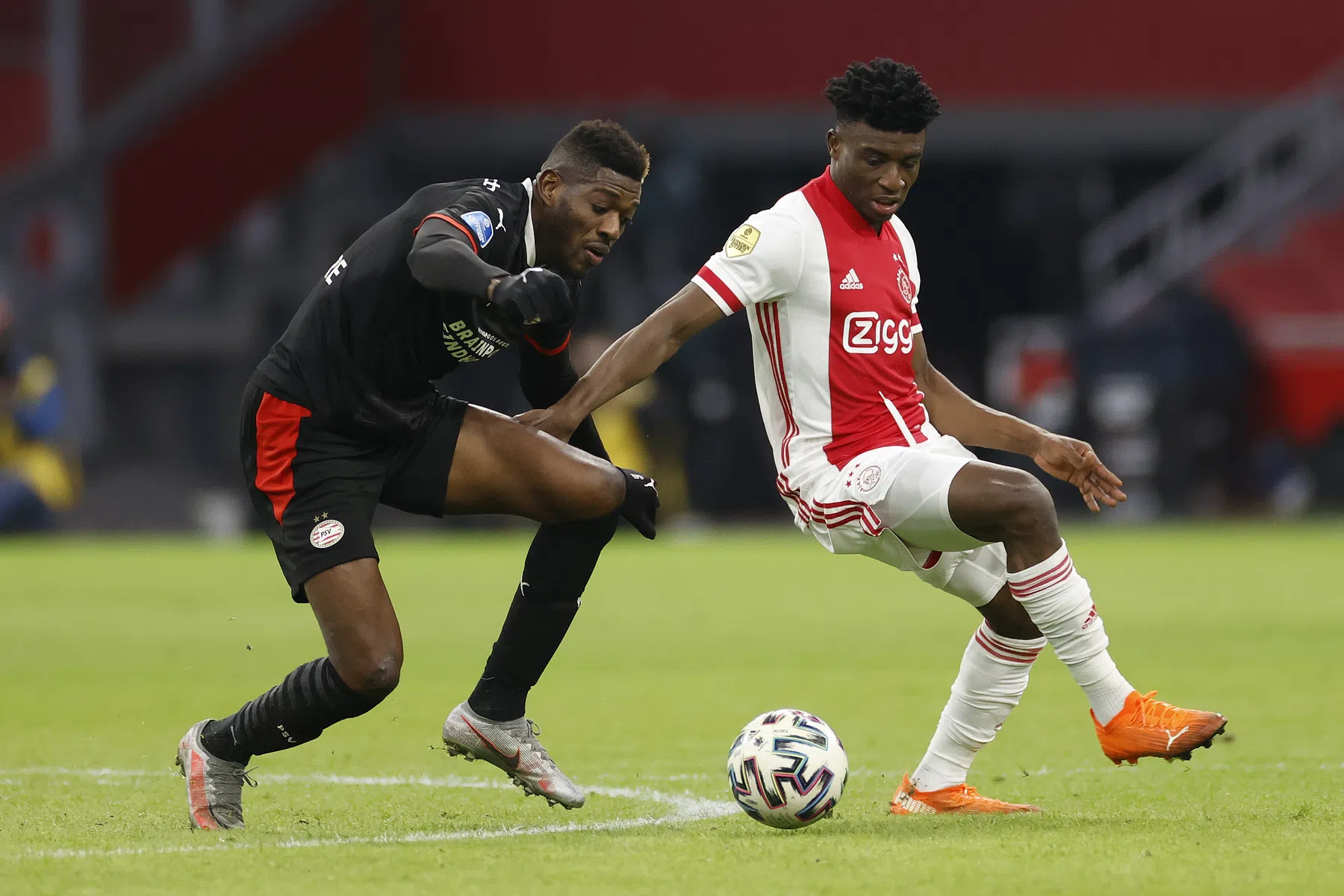 Ten Hag verklaart basisplek Timber én afwezigheid Kudus en Huntelaar
