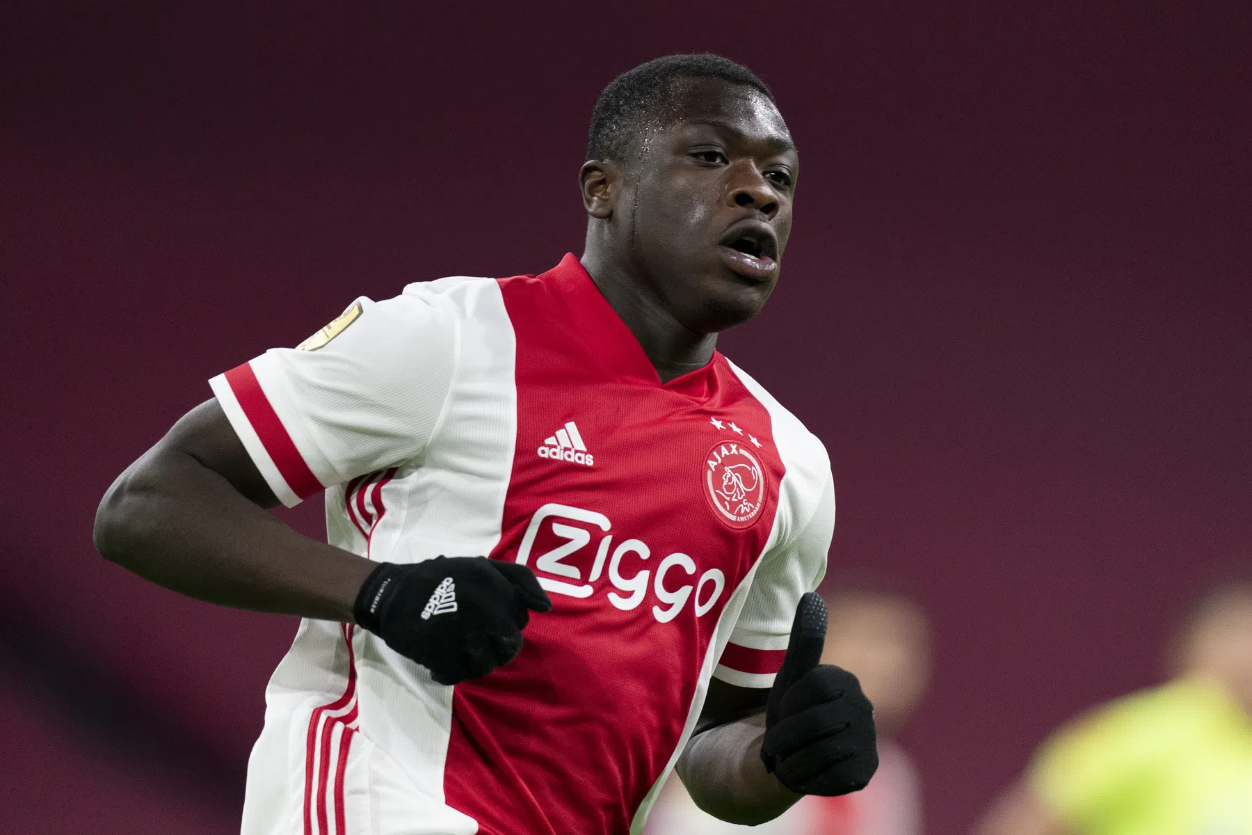 Brobbey verbindt mogelijk toch toekomst aan Ajax