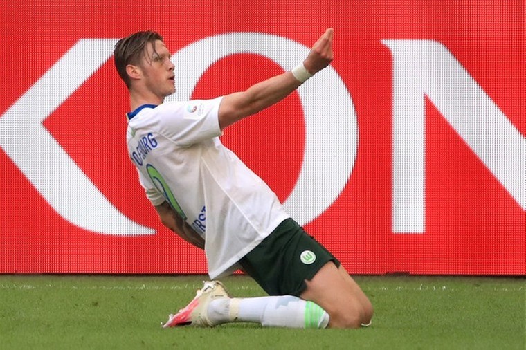 Bekijk hier de perfecte duikkopbal van Weghorst