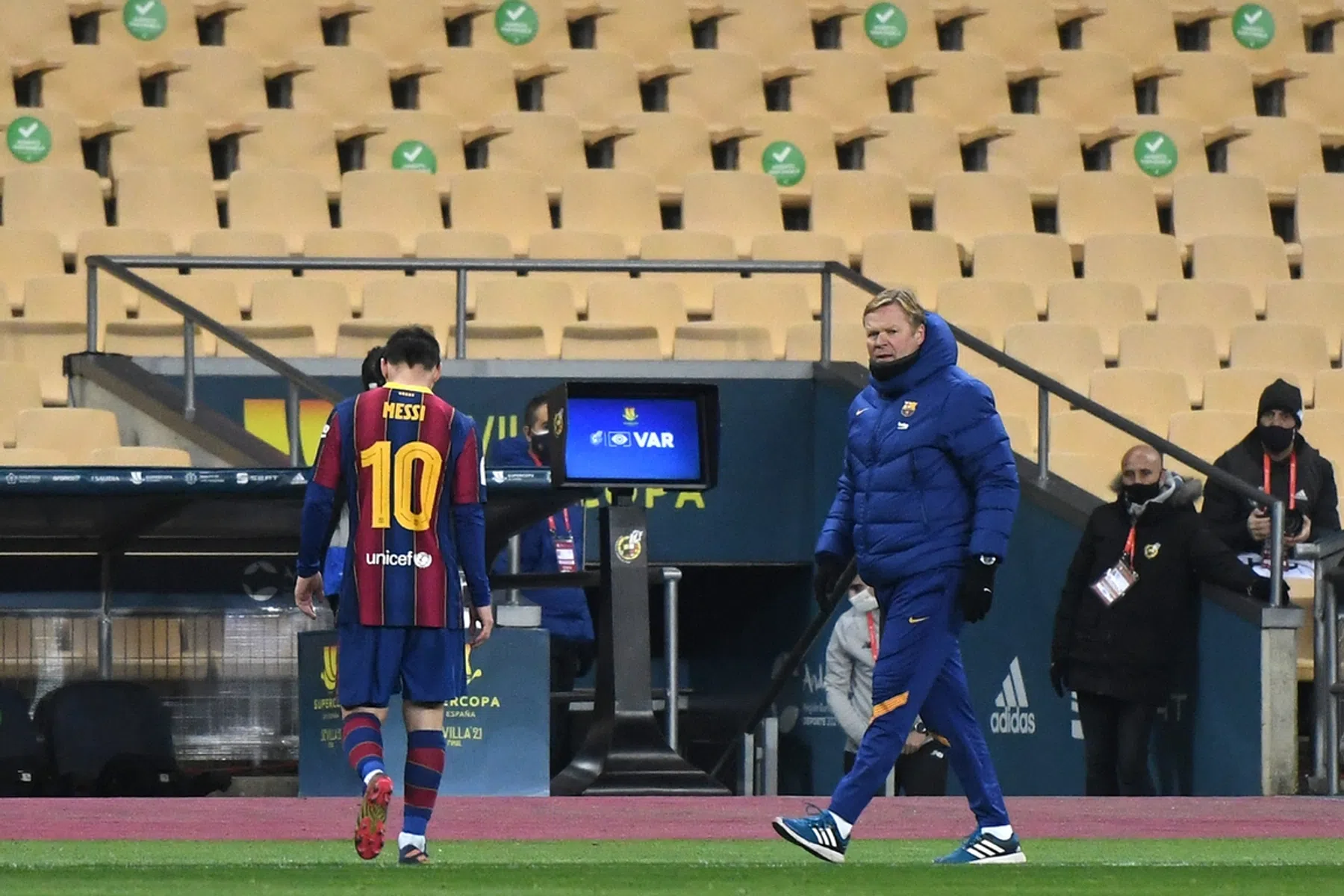 Koeman neemt het op voor Messi na rode kaart: 'Ik begrijp het wel'