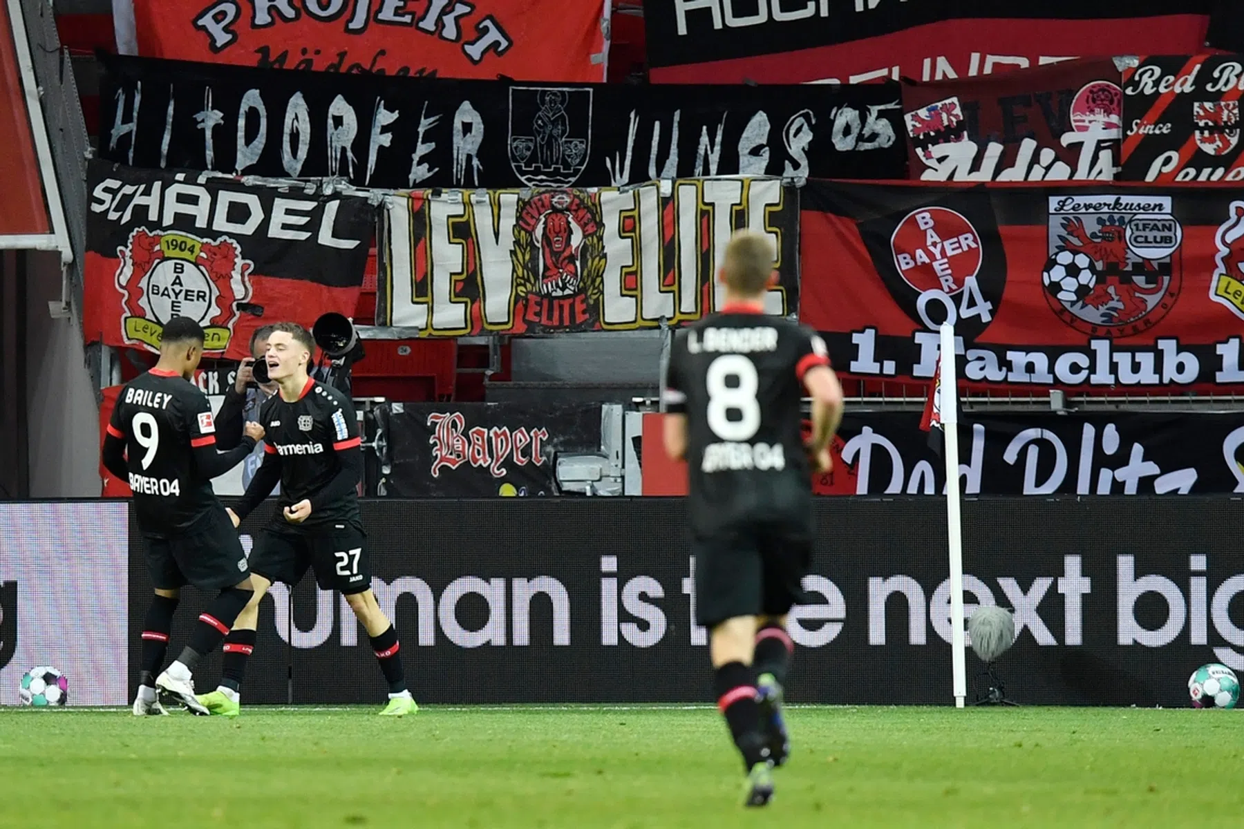 Bosz Babe Wirtz velt Dortmund, record voor Weghorst 