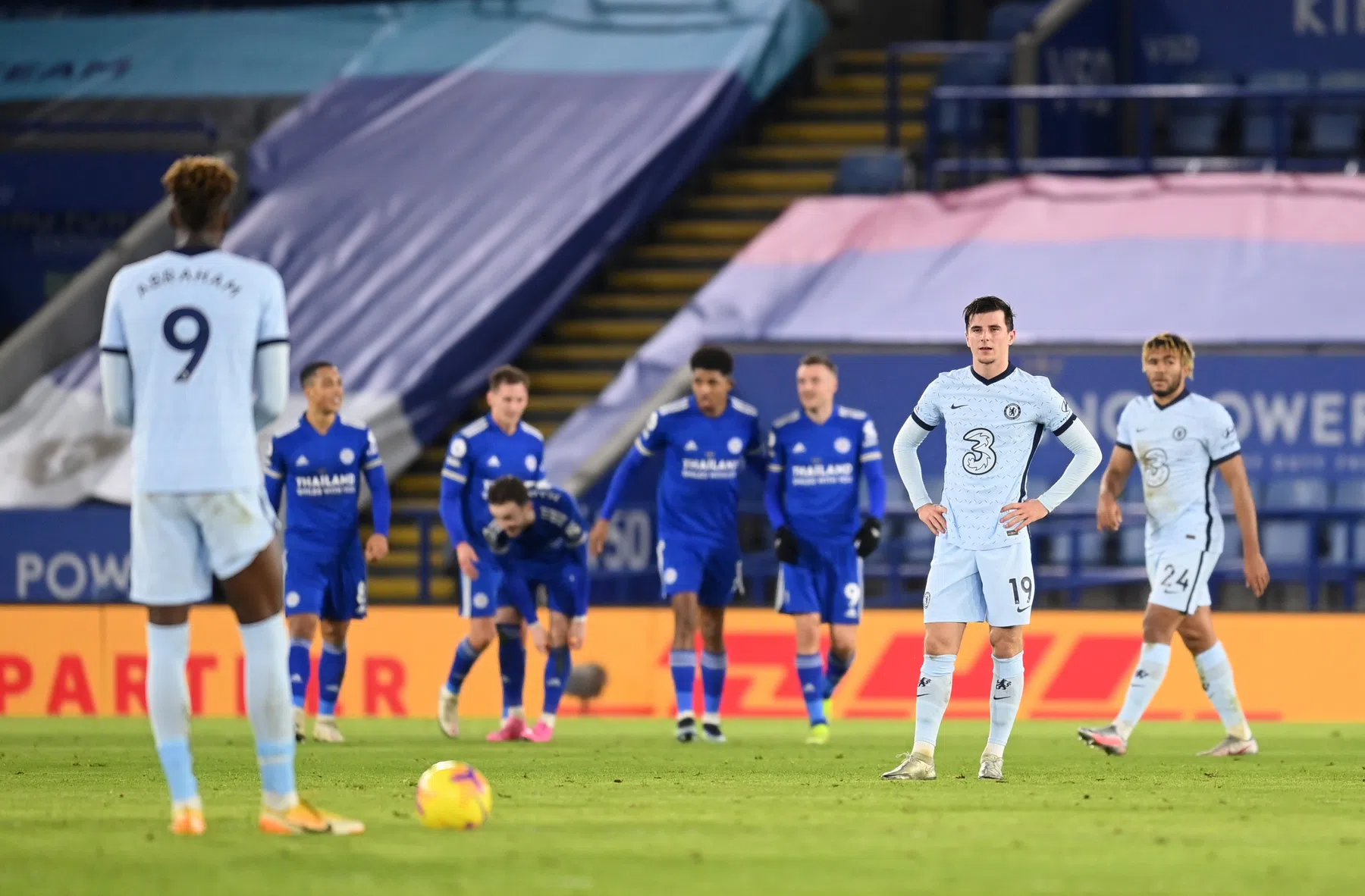 Dolend Chelsea zakt in Leicester opnieuw door het ijs