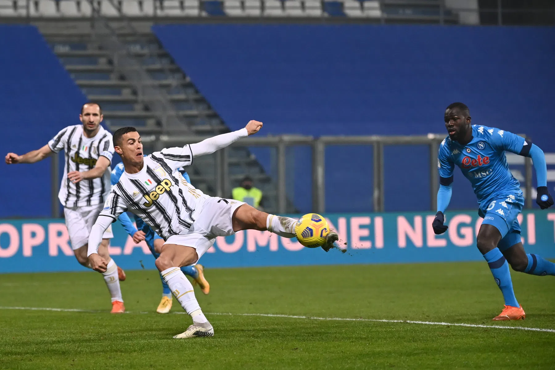 Ronaldo schrijft doelpuntenhistorie en schenkt Juve de Super Cup