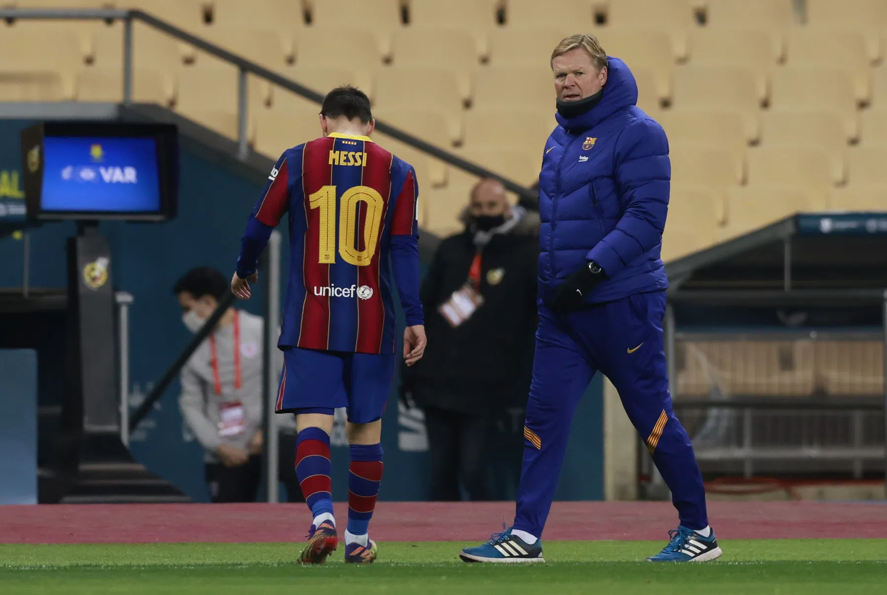 Koeman glimlacht om Messi-belangstelling: 'Ik heb ook interesse in Neymar en Mbappé'