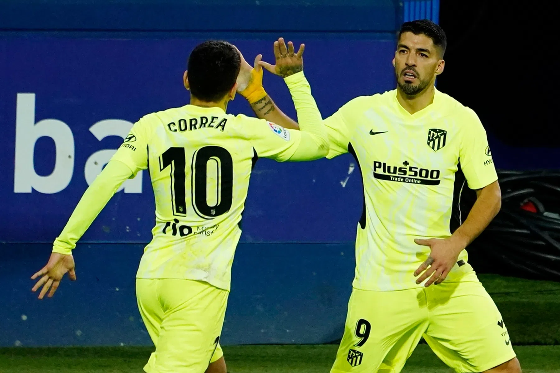 El Pistolero doet het weer: Suárez deelt tik uit aan Barça en Real met Panenka